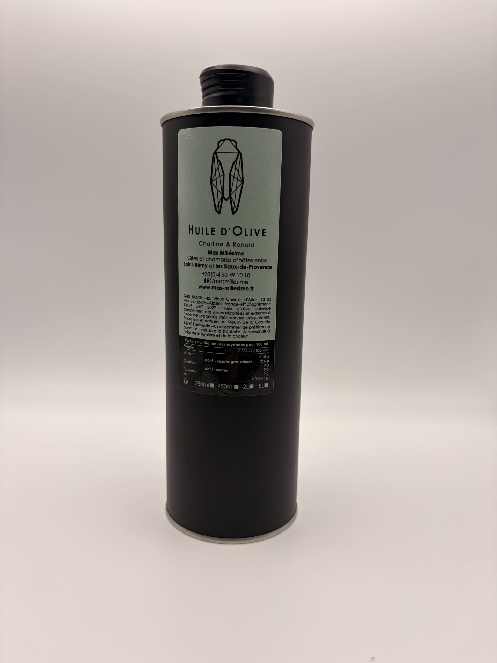 Bidon métallique noir élégant de 750ml d'huile d'olive artisanale du domaine Mas Millésime, produit à Saint-Rémy et les Baux-de-Provence, orné d'un logo de cigale stylisée.